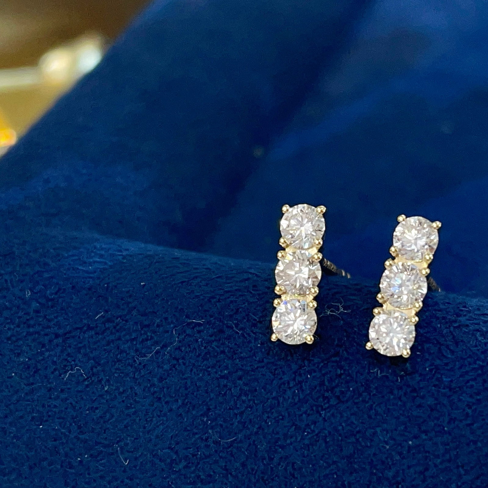 14k Gold 0.46 Ct Natural H Diamond Earrings: Ref:231104210 // gold content:14k gold // main gemstone:diamond // shape:round // carat weight:0. 46ct // clarity grade:vs-si // color:h // treatment:natural // cut grade:g // Condition: New Low