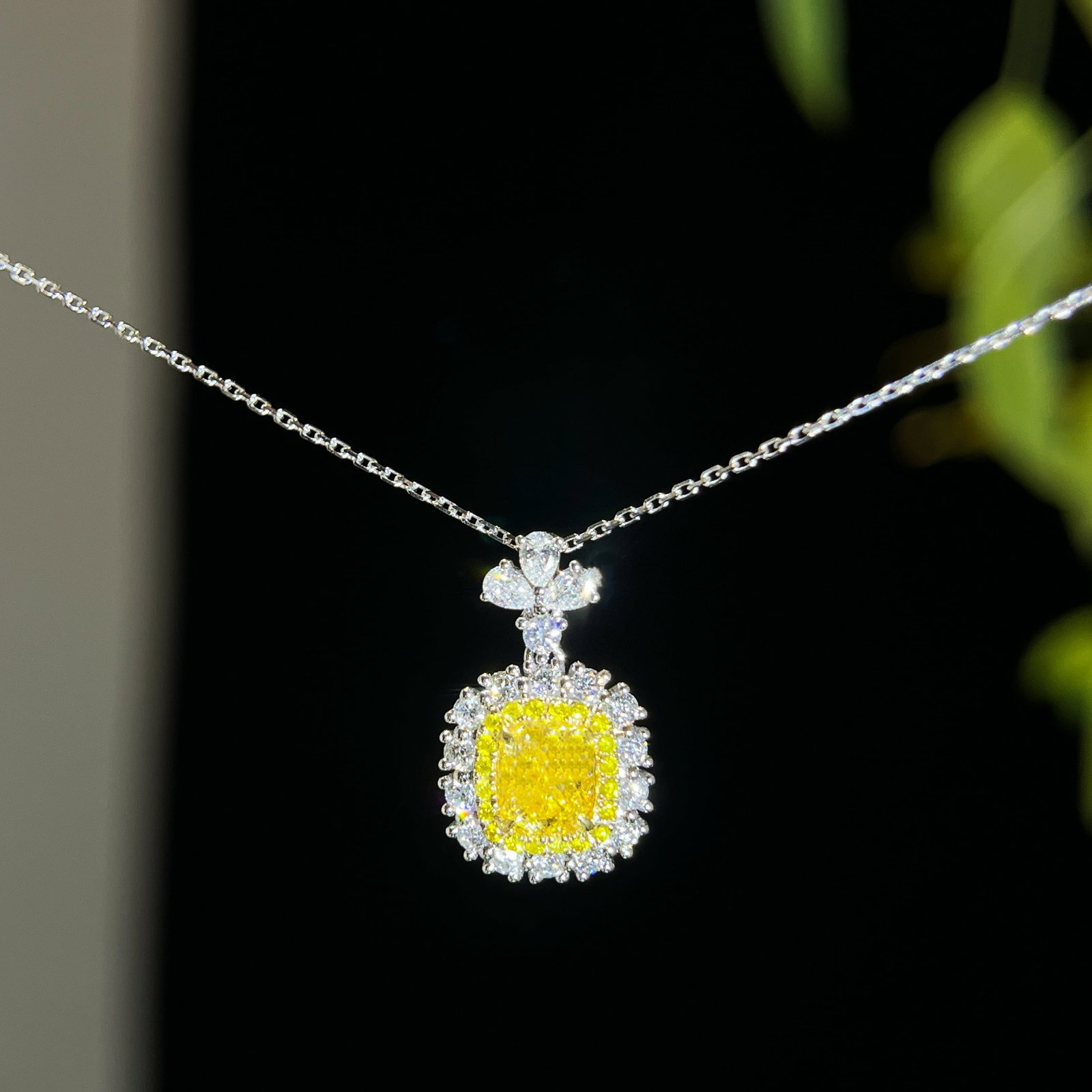 14k Gold 1.56 Ctw Natural Yellow Diamond & Diamond Necklace: Ref:231104213 // gold content:14k gold // main gemstone:yellow diamond // shape:cushion // carat weight:1. 00ct // color:yellow // treatment:natural // // adjacent gemstone 2 : diamond // shape:multip