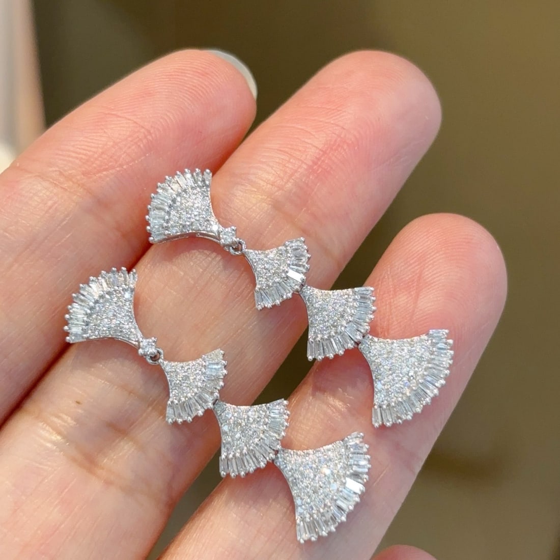 14k Gold 1.3 Ct Natural H Diamond Earrings: Ref:231104220 // gold content:14k gold // main gemstone:diamond // shape:multiple // carat weight:1. 3ct // clarity grade:vs-si // color:h // treatment:natural // Condition: New Low Estimate: 3100.00 