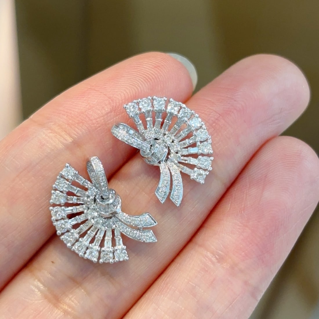 14k Gold 1.3 Ct Natural H Diamond Earrings: Ref:231104224 // gold content:14k gold // main gemstone:diamond // shape:multiple // carat weight:1. 3ct // clarity grade:vs-si // color:h // treatment:natural // Condition: New Low Estimate: 3500.00 