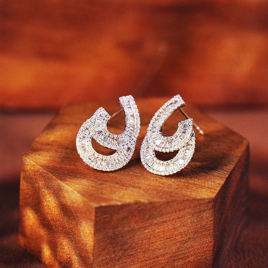 14k Gold 0.8 Ct Natural H Diamond Earrings: Ref:231104241 // gold content:14k gold // main gemstone:diamond // shape:multiple // carat weight:0. 8ct // clarity grade:vs-si // color:h // treatment:natural // Condition: New Low Estimate: 3100.00