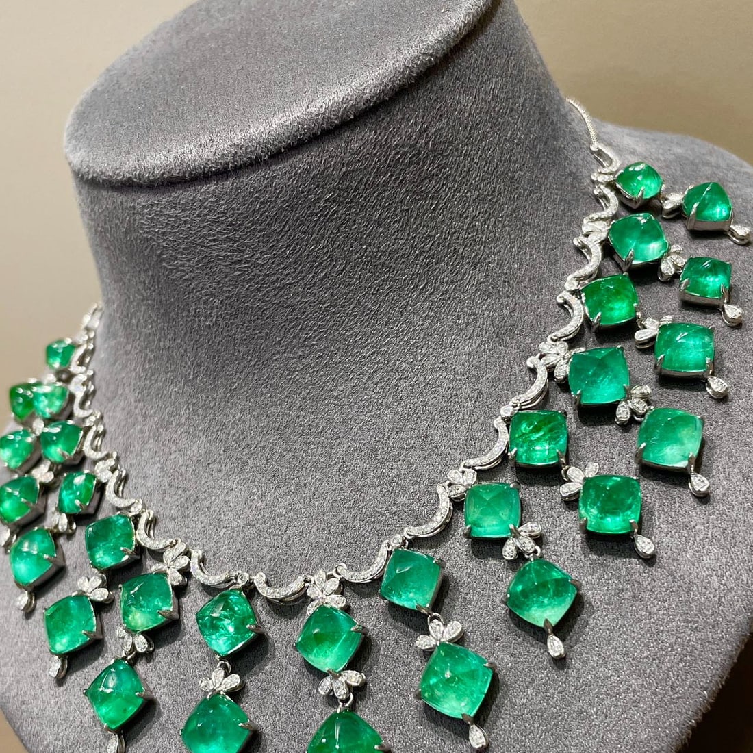 14k Gold 49.5 Ctw Vivid Green Natural Emerald & Diamond Necklace - 4