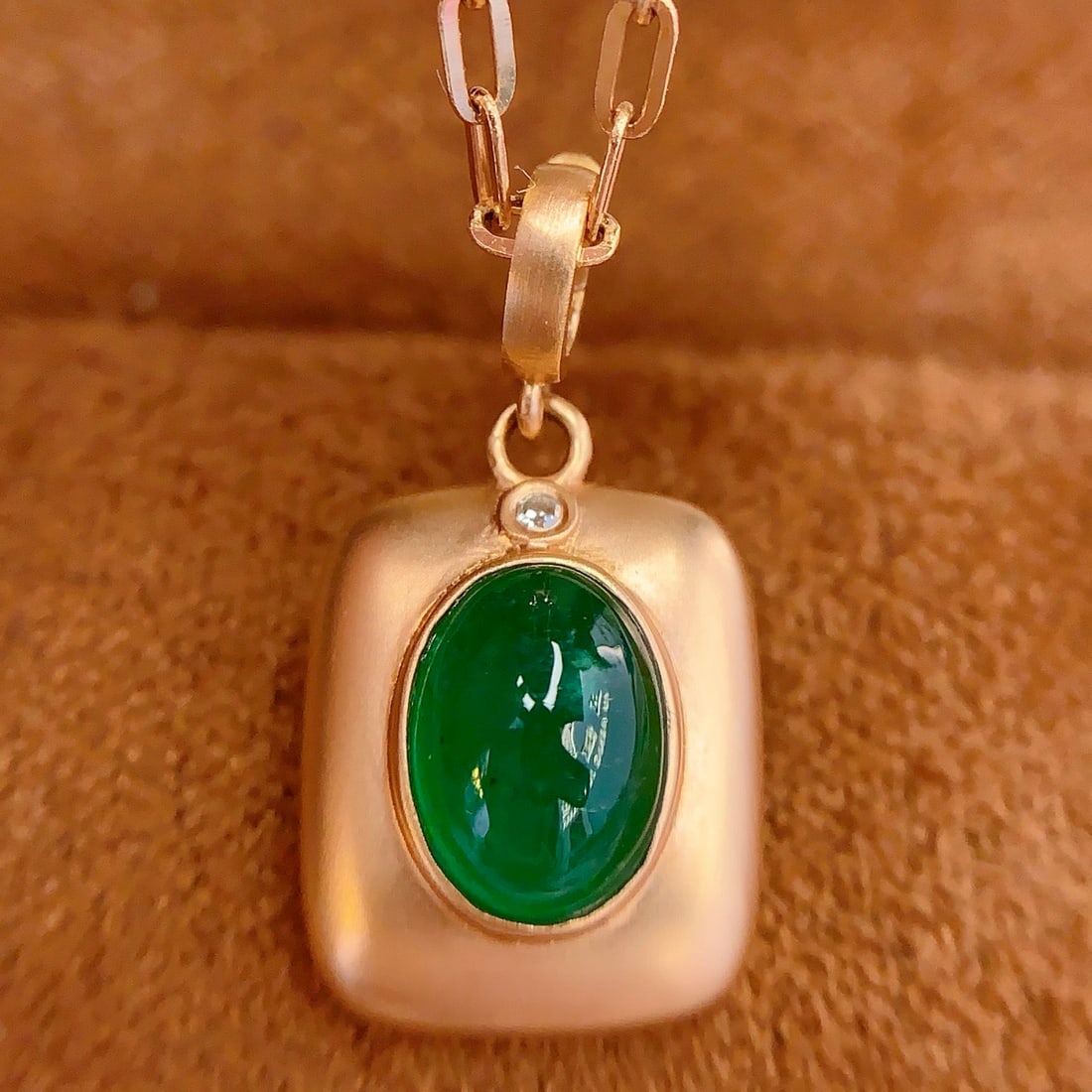 14k Gold 1 Ct Vivid Green Natural Emerald & Diamond Pendant( Without Chain ): Ref:231104300 // gold content:14k gold // main gemstone:emerald // shape:oval // carat weight:1ct // color:vivid green // treatment:natural // // adjacent gemstone 2 : diamond // number of stones:1