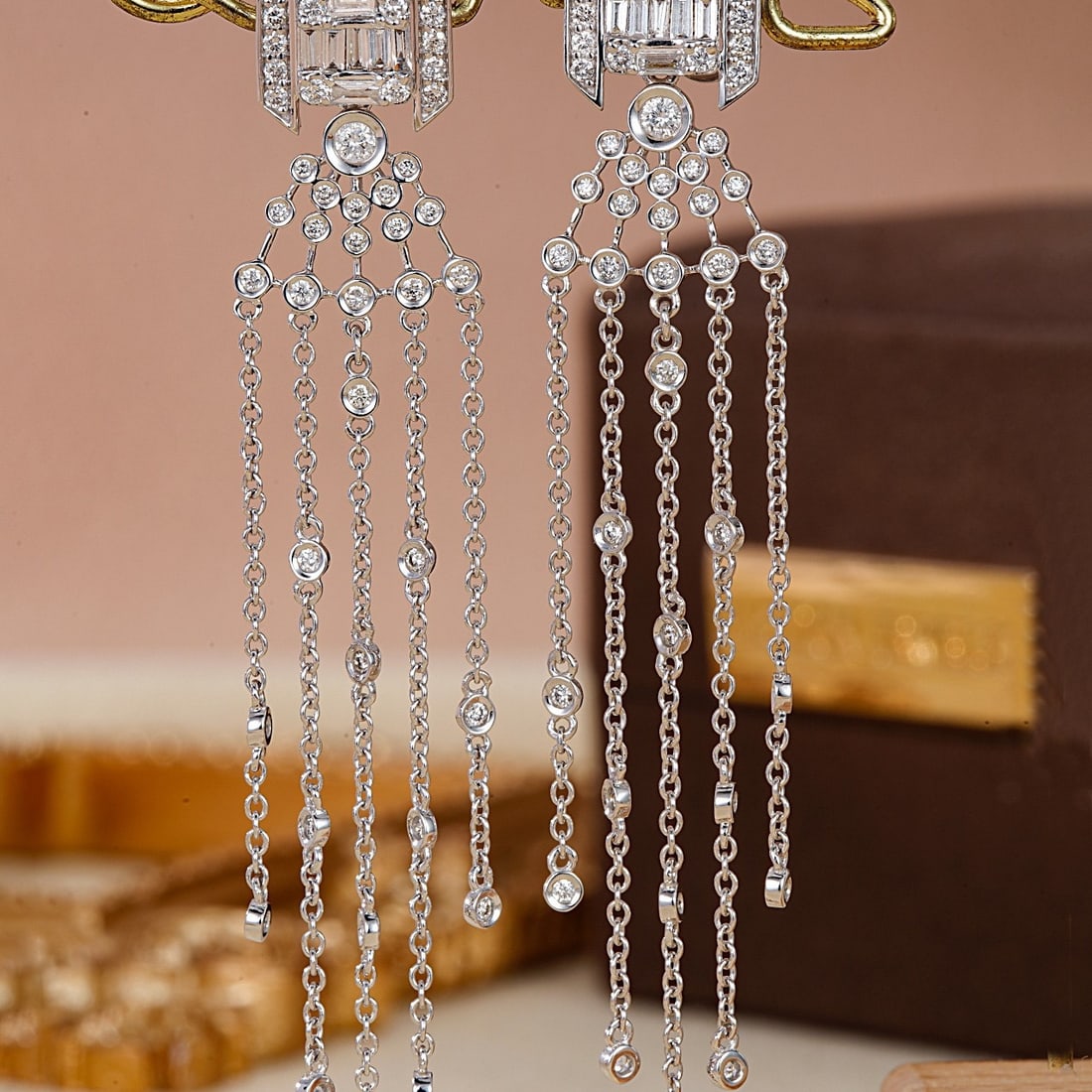 14k Gold 0.96 Ctw Natural H Diamond Earrings: Ref:231104301 // gold content:14k gold // main gemstone:diamond // shape:baguette // carat weight:0. 26ct // clarity grade:vs-si // color:h // treatment:natural // // adjacent gemstone 2 : diamond // 