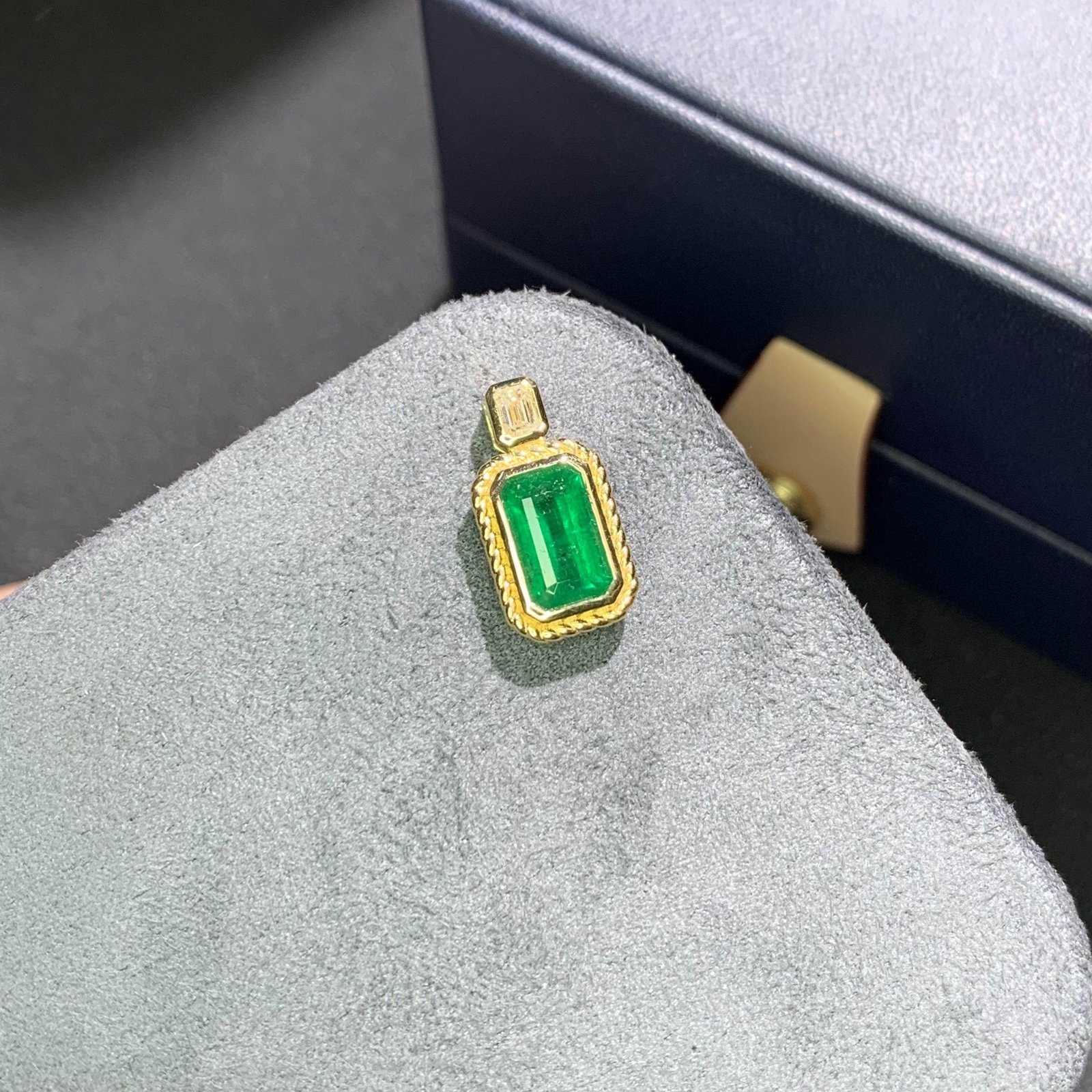 14k Gold 1.75 Ctw Vivid Green Natural Emerald & Diamond Pendant( Without Chain ): Ref:231104302 // gold content:14k gold // main gemstone:emerald // shape:octagonal // carat weight:1. 6ct // color:vivid green // treatment:natural // // adjacent gemstone 2 : diamond //