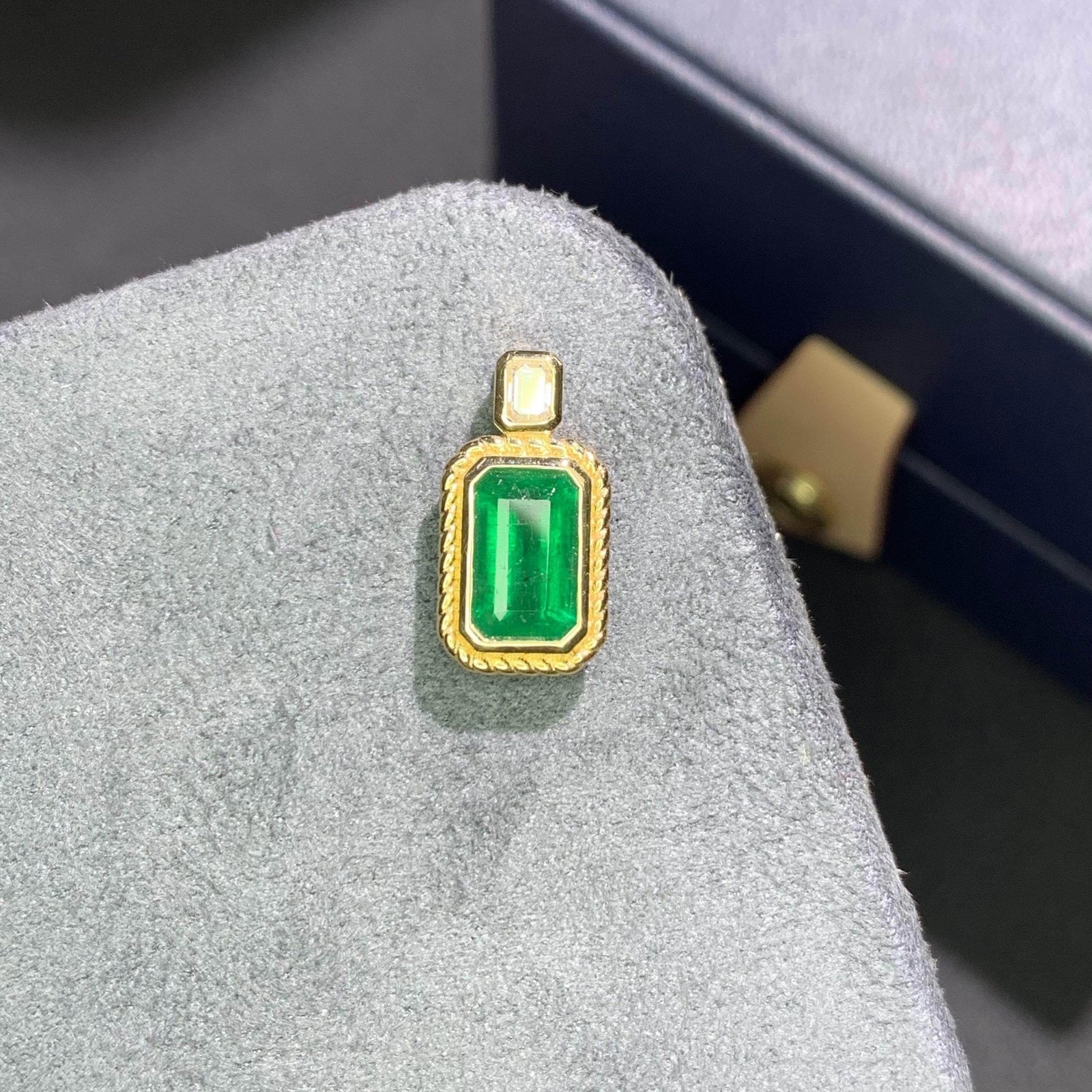 14k Gold 1.75 Ctw Vivid Green Natural Emerald & Diamond Pendant( Without Chain ) - 4
