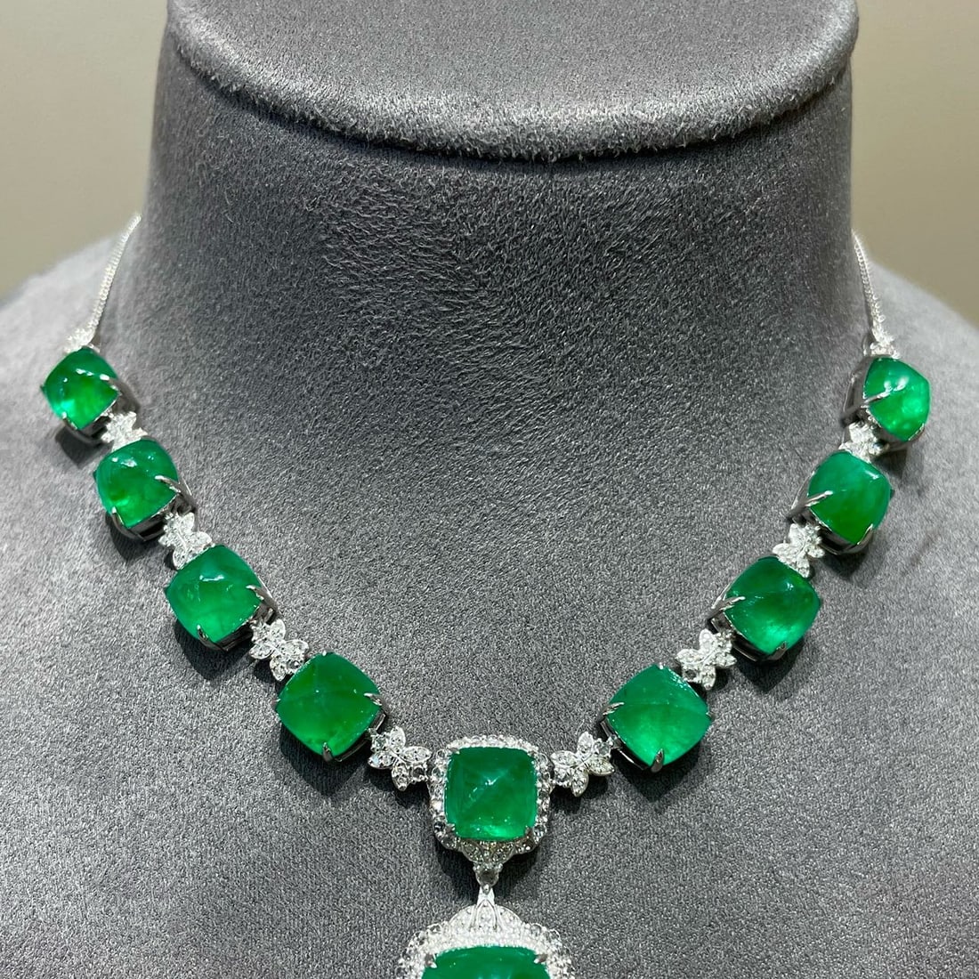 14k Gold 27.5 Ctw Vivid Green Natural Emerald & Diamond Necklace - 2