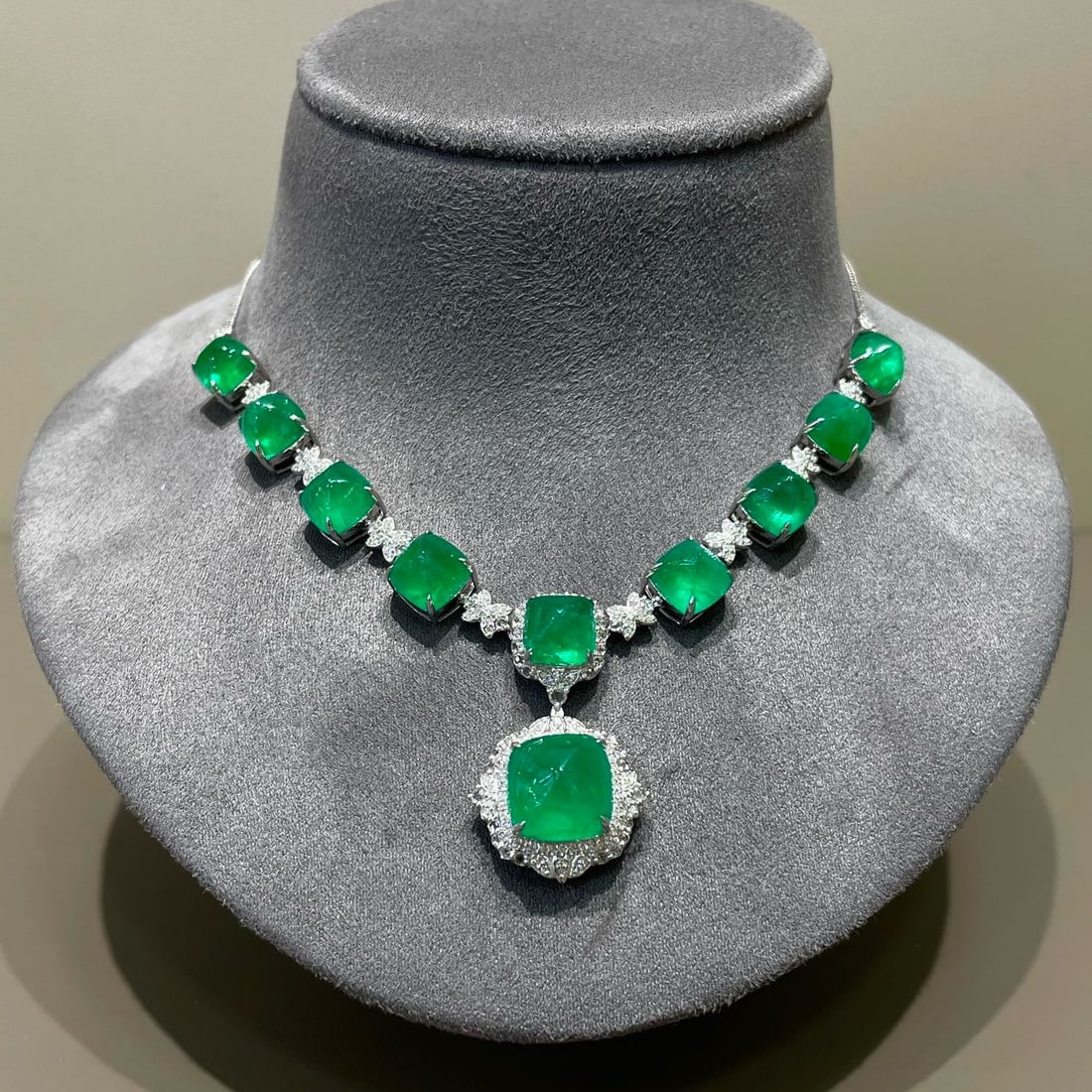 14k Gold 27.5 Ctw Vivid Green Natural Emerald & Diamond Necklace - 6