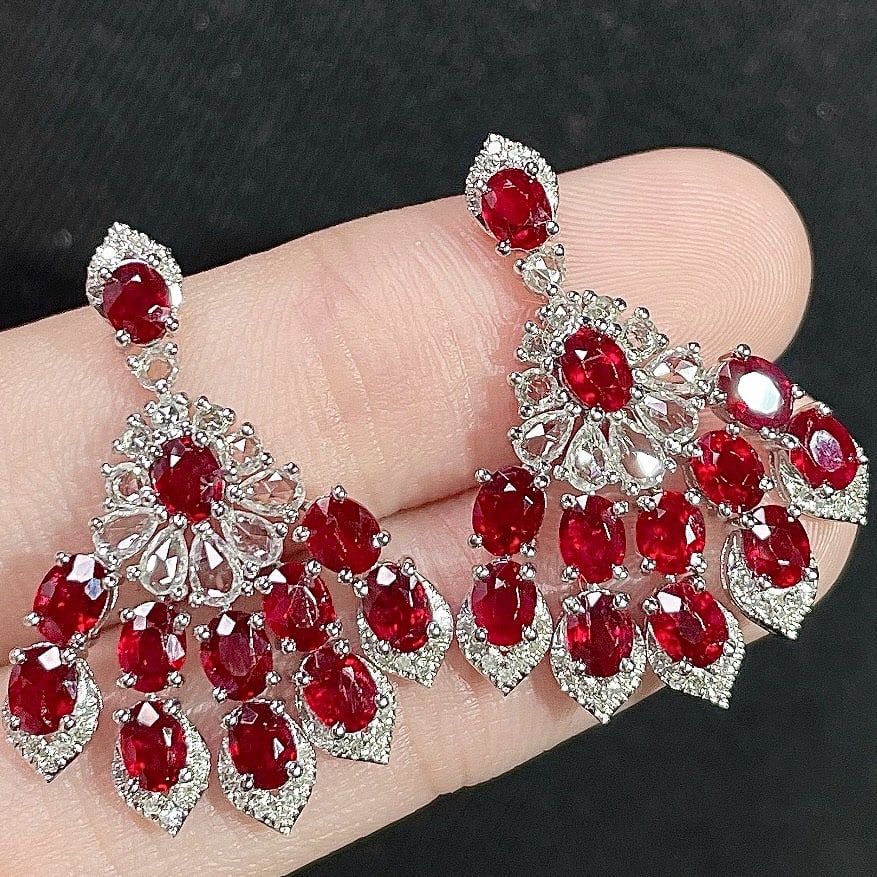 14k Gold 5.43 Ctw Natural Ruby & Sapphire Earrings: Ref:231104340 // gold content:14k gold // main gemstone:ruby // shape:oval // carat weight:4. 5ct // color:pigeonblood red // treatment:natural // // adjacent gemstone 2 : sapphire // shape:multiple
