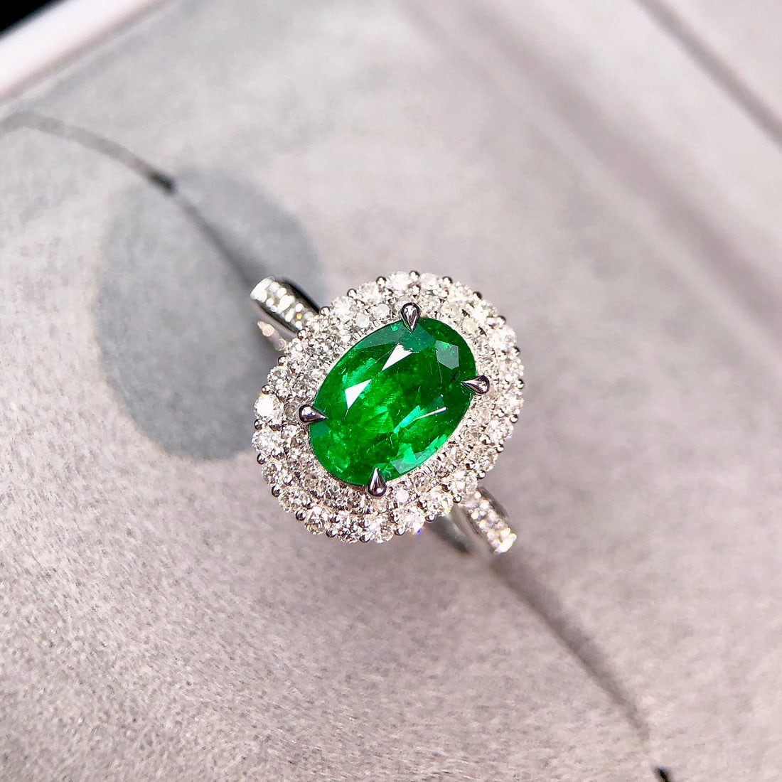 14k Gold 2.32 Ctw Vivid Green Natural Emerald & Diamond Ring - 2