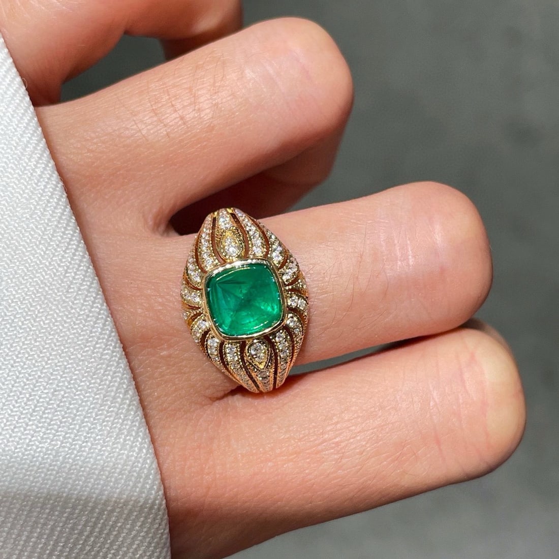 14k Gold 2 Ct Vivid Green Natural Emerald & Diamond Ring - 4