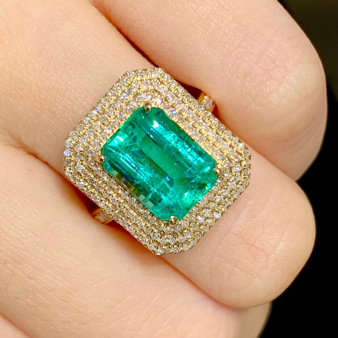 14k Gold 3.2 Ct Vivid Green Natural Emerald & Diamond Ring - 3