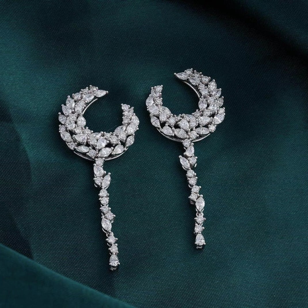 14k Gold 6.49 Ct Natural H Diamond Earrings: Ref:231104363 // gold content:14k gold // main gemstone:diamond // shape:multiple // carat weight:6. 49ct // clarity grade:vs-si // color:h // treatment:natural // Condition: New Low Estimate: 14000.0