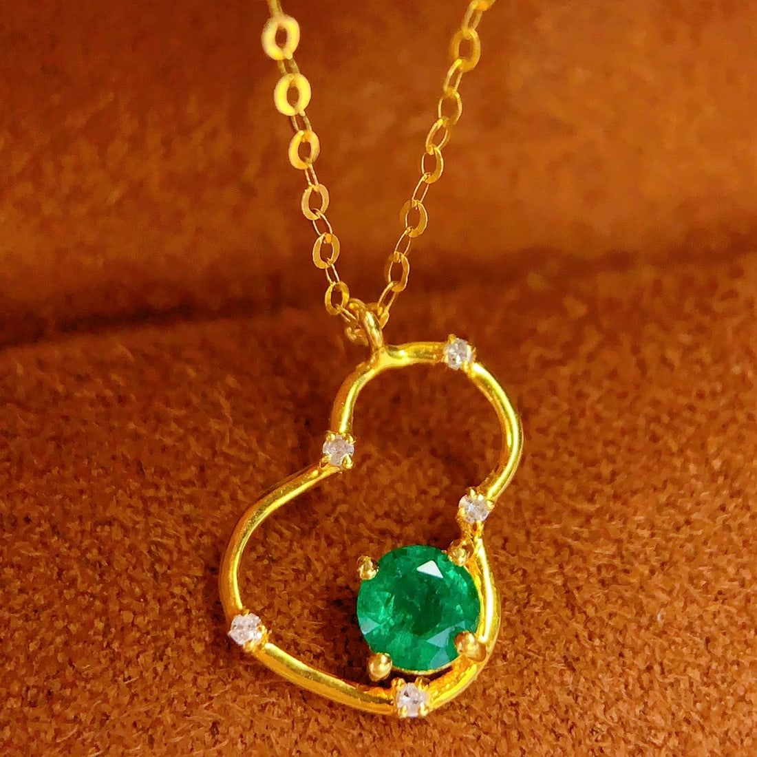 14k Gold 0.5 Ct Vivid Green Natural Emerald & Diamond Necklace - 2