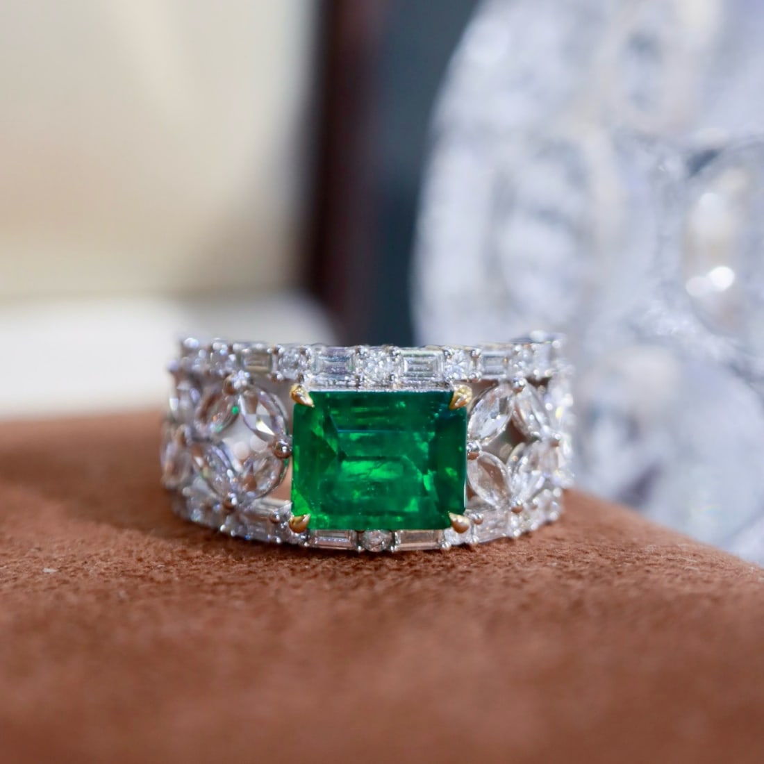 14k Gold 3.15 Ctw Vivid Green Natural Emerald & Diamond Ring: Ref:231104368 // gold content:14k gold // ring size:7. 25us // // main gemstone:emerald // shape:octagonal // carat weight:1. 9ct // color:vivid green // treatment:natural // // adjacent gemstone 2 : 