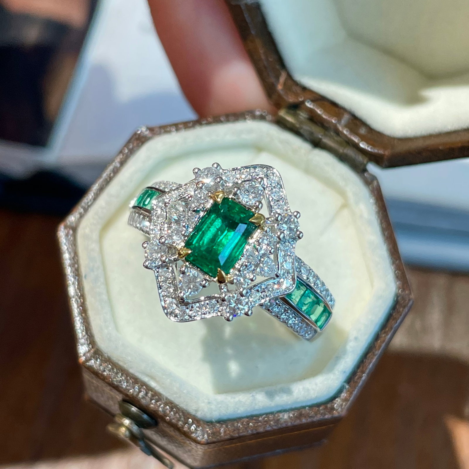 14k Gold 0.78 Ct Vivid Green Natural Emerald & Diamond Ring - 3