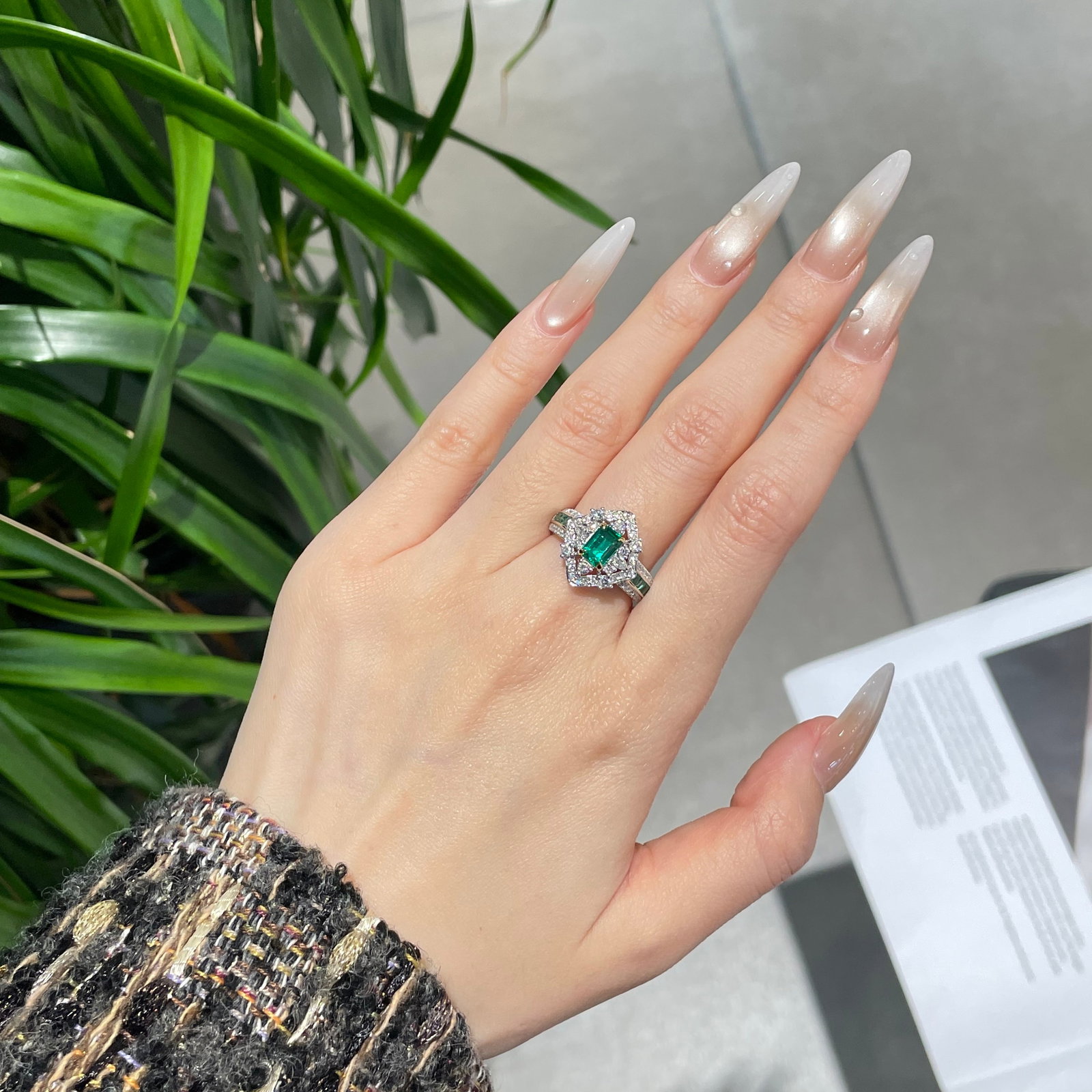 14k Gold 0.78 Ct Vivid Green Natural Emerald & Diamond Ring - 4