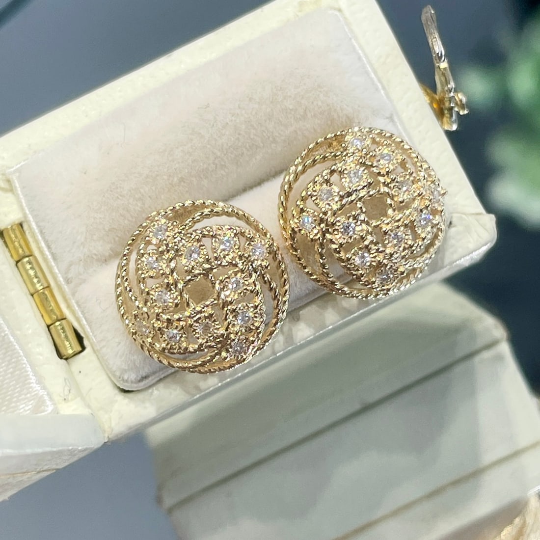 14k Gold 0.2 Ct Natural H Diamond Earrings: Ref:231104380 // gold content:14k gold // main gemstone:diamond // shape:round // carat weight:0. 2ct // clarity grade:vs-si // color:h // treatment:natural // cut grade:g // Condition: New Low Estima
