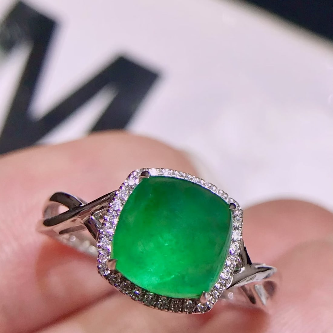 14k Gold 2.3 Ct Natural Emerald & Diamond Ring: Ref:231104392 // gold content:14k gold // ring size:7. 25us // // main gemstone:emerald // shape:sugar-loaf // carat weight:2. 3ct // color:green // treatment:natural // // adjacent gemstone 2 :