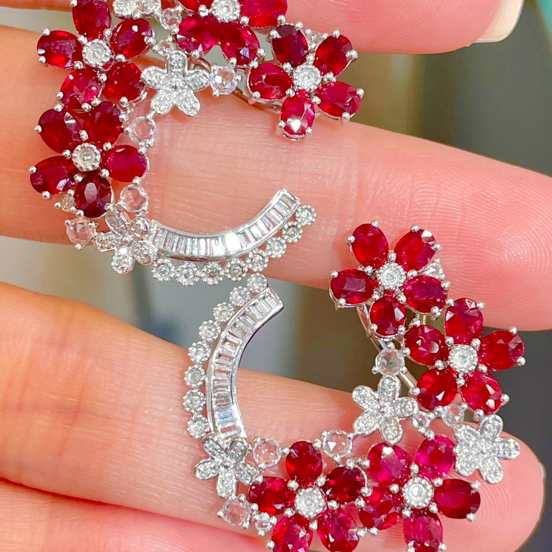 14k Gold 7 Ct Natural Ruby & Diamond & Sapphire Earrings: Ref:231104393 // gold content:14k gold // main gemstone:ruby // shape:oval // carat weight:7ct // color:pigeonblood red // treatment:natural // // adjacent gemstone 2 : diamond // shape:round // clari