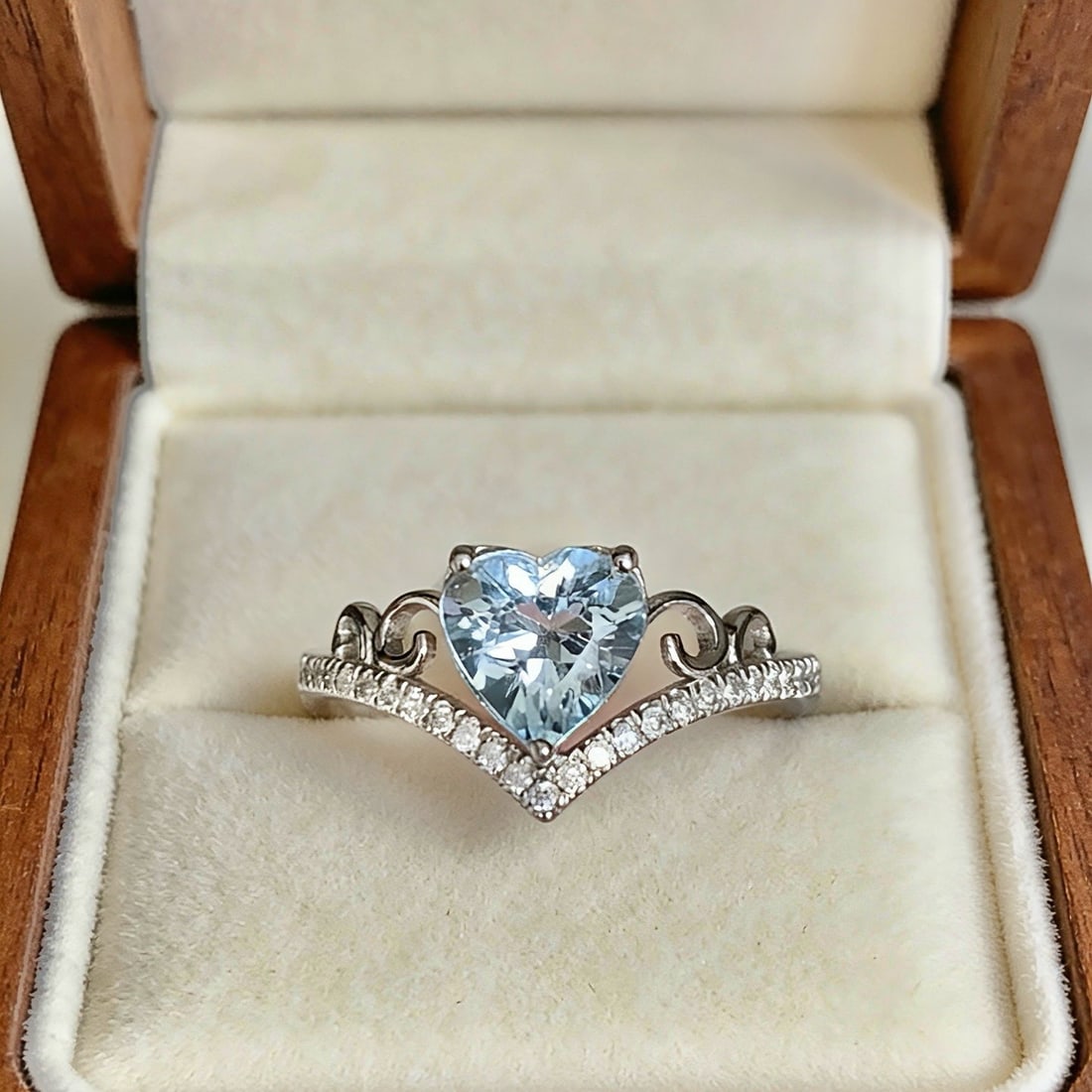 14k Gold 0.9 Ct Natural Aquamarine & Diamond Ring: Ref:231104396 // gold content:14k gold // ring size:7. 25us // // main gemstone:aquamarine // shape:heart // carat weight:0. 9ct // color:blue // treatment:natural // // adjacent gemstone 2 : diamond 