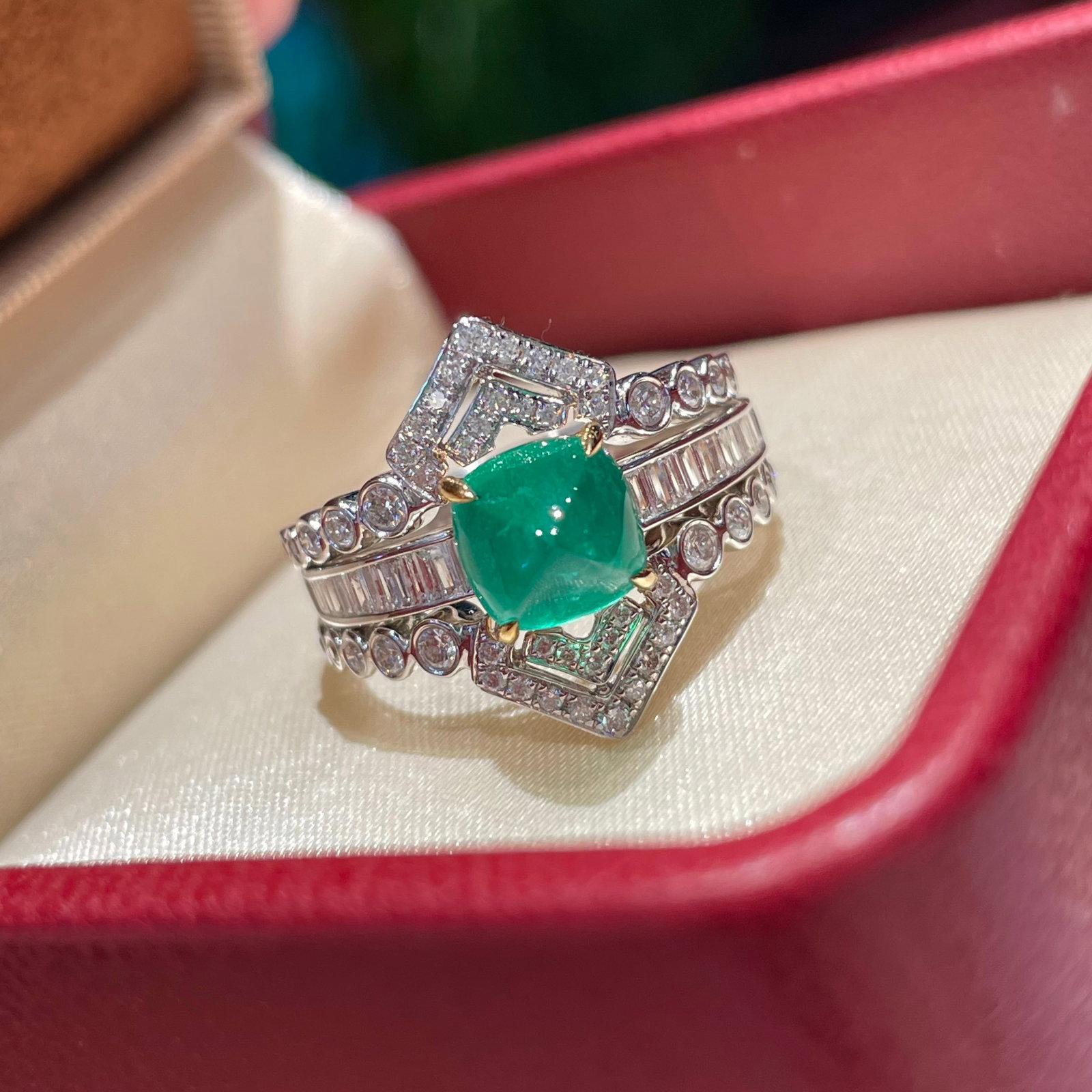 14k Gold 1.5 Ct Natural Emerald & Diamond Ring: Ref:231104401 // gold content:14k gold // ring size:7. 25us // // main gemstone:emerald // shape:sugar-loaf // carat weight:1. 5ct // color:green // treatment:natural // // adjacent gemstone 2 :
