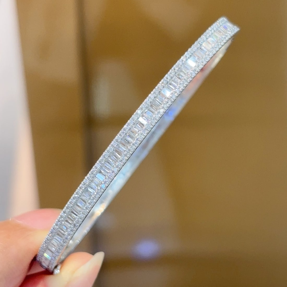 14k Gold 1 Ct Natural H Diamond Bangle: Ref:231104407 // gold content:14k gold // main gemstone:diamond // shape:multiple // carat weight:1ct // clarity grade:vs-si // color:h // treatment:natural // Condition: New Low Estimate: 4600.00 Hig