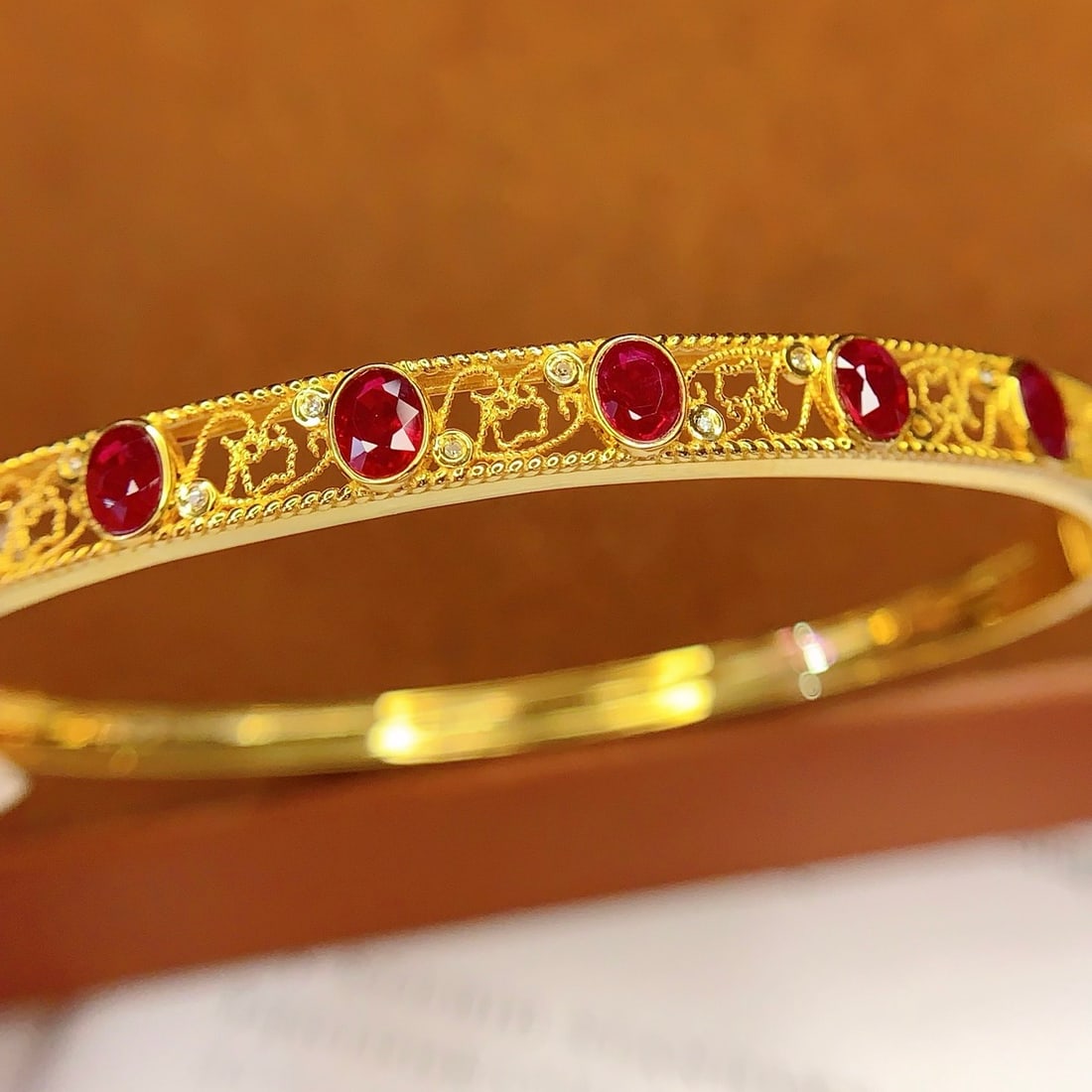 14k Gold 3 Ct Vivid Red Natural Ruby & Diamond Bangle: Ref:231104410 // gold content:14k gold // main gemstone:ruby // shape:oval // carat weight:3ct // color:vivid red // treatment:natural // // adjacent gemstone 2 : diamond // number of stones:16 // sha
