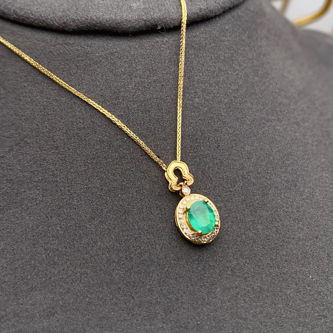 14k Gold 0.62 Ct Natural Emerald & Diamond Necklace: Ref:231104412 // gold content:14k gold // main gemstone:emerald // shape:oval // carat weight:0. 62ct // color:green // treatment:natural // // adjacent gemstone 2 : diamond // number of stones:27 //