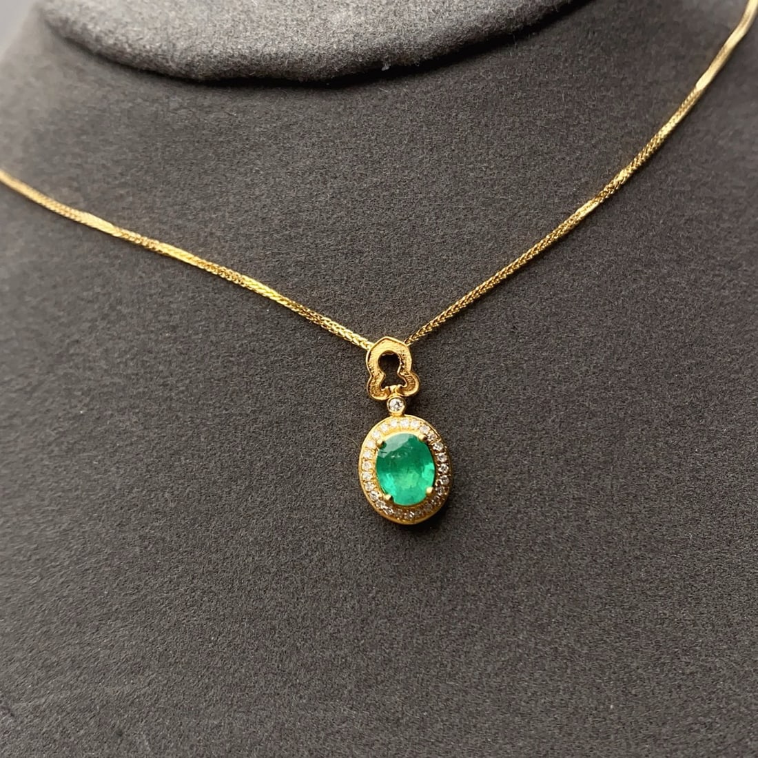 14k Gold 0.62 Ct Natural Emerald & Diamond Necklace - 2