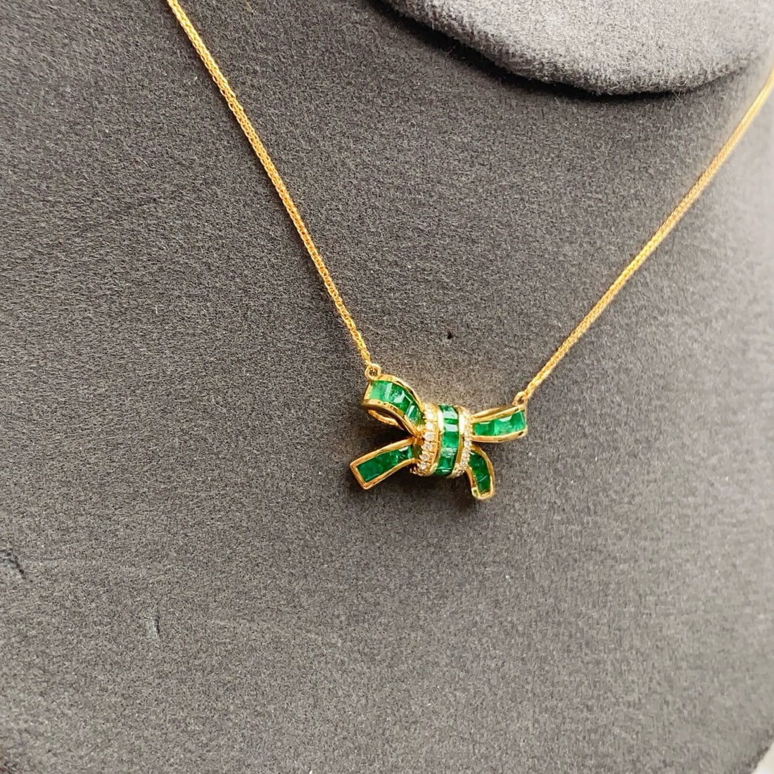 14k Gold 1.45 Ct Natural Emerald & Diamond Necklace: Ref:231104413 // gold content:14k gold // main gemstone:emerald // shape:square // carat weight:1. 45ct // color:green // treatment:natural // // adjacent gemstone 2 : diamond // number of stones:20