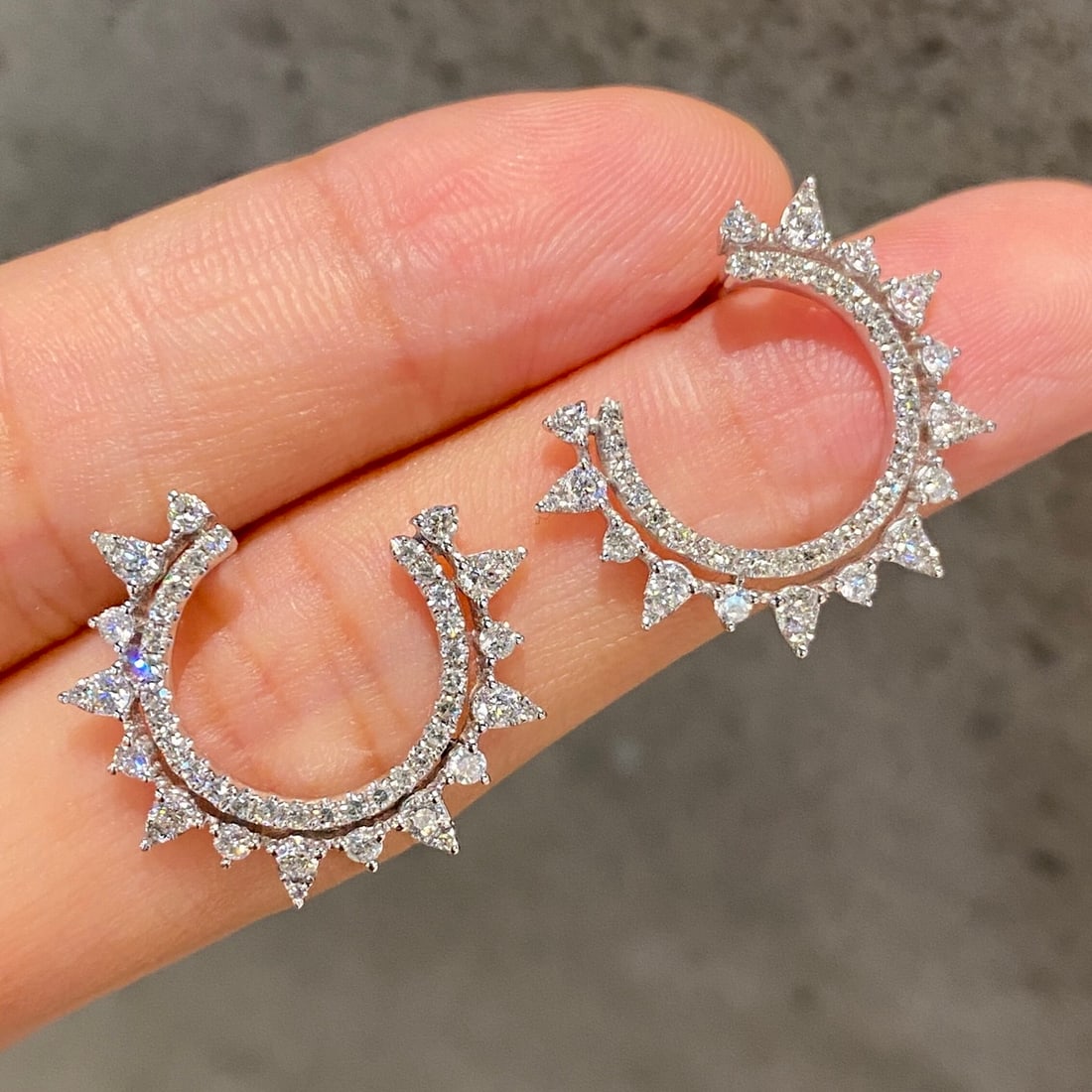 14k Gold 0.7 Ct Natural H Diamond Earrings: Ref:231104417 // gold content:14k gold // main gemstone:diamond // shape:round // carat weight:0. 7ct // clarity grade:vs-si // color:h // treatment:natural // cut grade:g // Condition: New Low