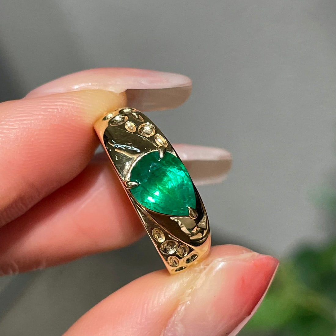 14k Gold 1.16 Ct Vivid Green Natural Emerald Ring: Ref:231104424 // gold content:14k gold // ring size:7. 25us // // main gemstone:emerald // shape:pear // carat weight:1. 16ct // color:vivid green // treatment:natural // Condition: New Low Estimate: