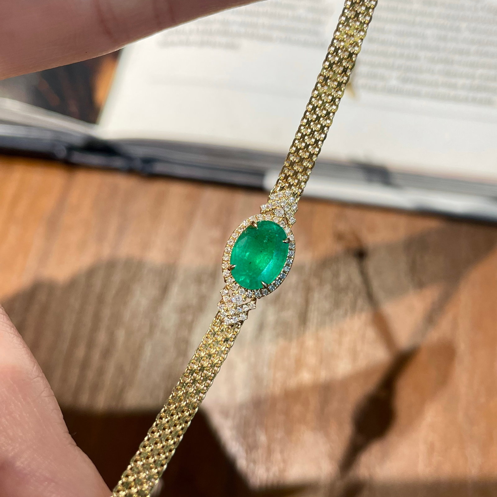 14k Gold 1.10 Ct Natural Emerald & Diamond Bracelet: Ref:231104435 // gold content:14k gold // main gemstone:emerald // shape:oval // carat weight:1. 10ct // color:green // treatment:natural // // adjacent gemstone 2 : diamond // shape:round // clarity