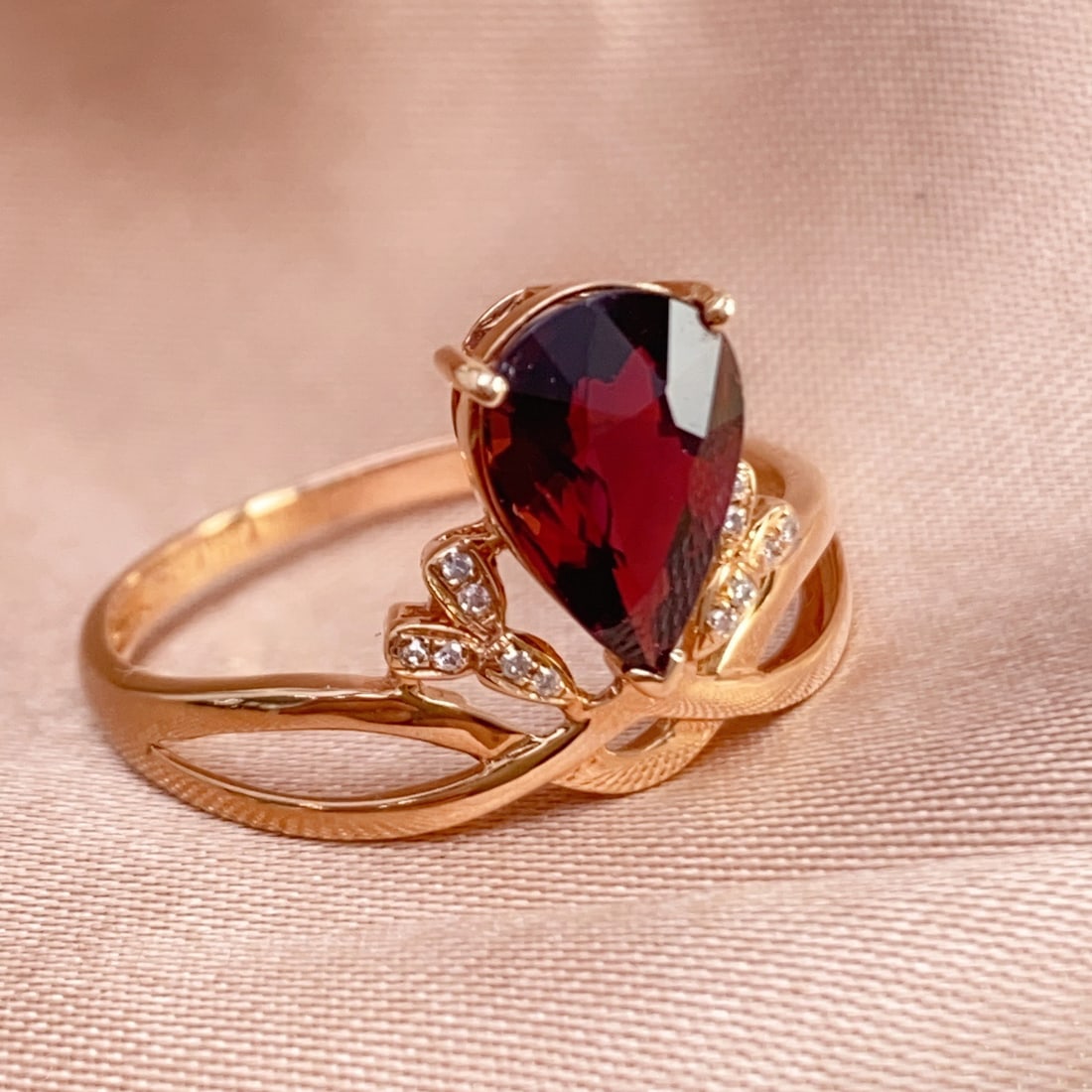 14k Gold 1.55 Ct Natural Tourmaline & Diamond Ring: Ref:231104443 // gold content:14k gold // ring size:7. 25us // // main gemstone:tourmaline // shape:pear // carat weight:1. 55ct // color:red // treatment:natural // // adjacent gemstone 2 : diamond