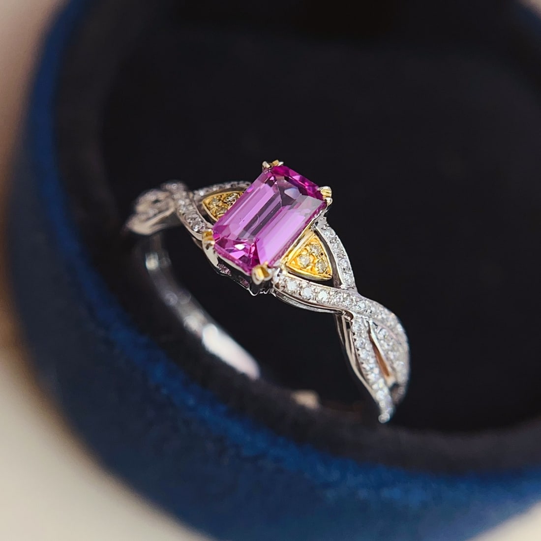 14k Gold 0.85 Ct Natural Padparadscha Sapphire & Diamond Ring - 3