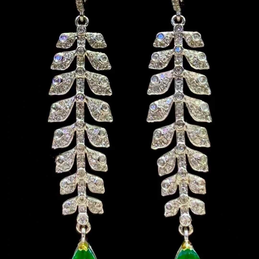 14k Gold 1.85 Ct Vivid Green Natural Emerald & Diamond Earrings: Ref:231105023 // gold content:14k gold // main gemstone:emerald // shape:pear // carat weight:1. 85ct // color:vivid green // treatment:natural // // adjacent gemstone 2 : diamond // shape:round //