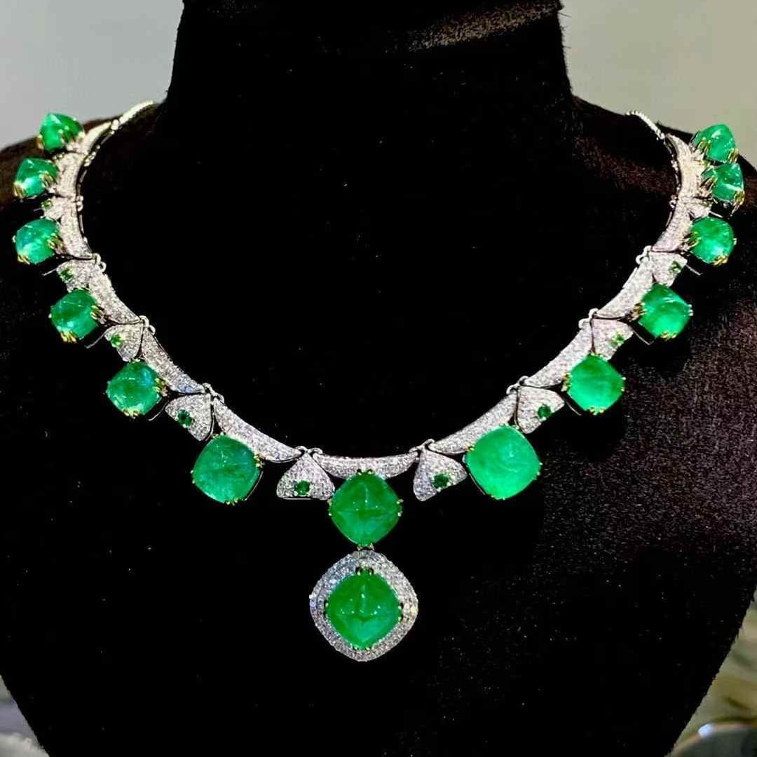 14k Gold 19.6 Ct Natural Emerald & Diamond Necklace: Ref:231105028 // gold content:14k gold // main gemstone:emerald // shape:sugar-loaf // carat weight:19. 6ct // color:green // treatment:natural // // adjacent gemstone 2 : diamond // shape:round //