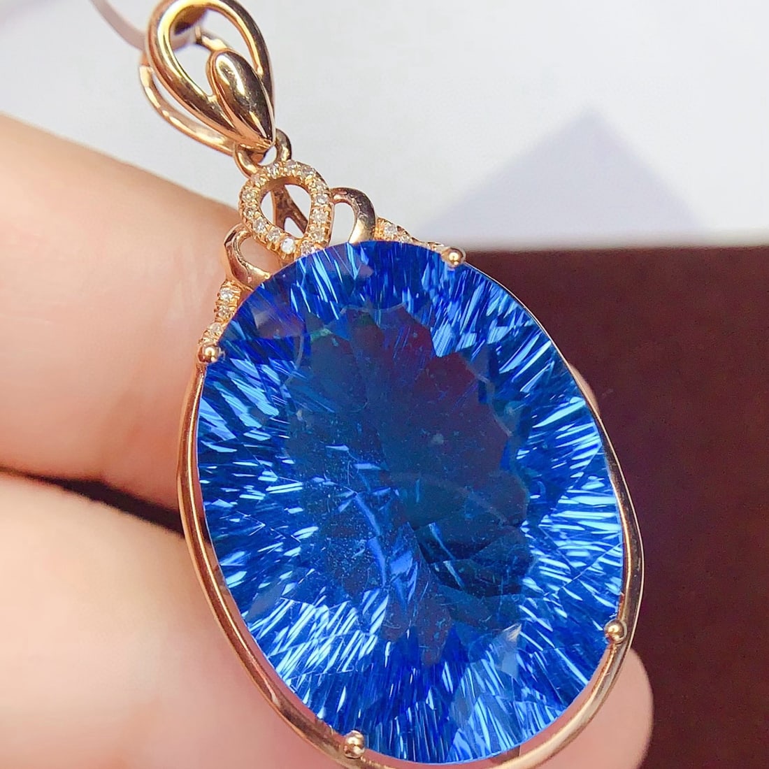 14k Gold 25.2 Ct Natural Topaz & Diamond Pendant( Without Chain ): Ref:231105044 // gold content:14k gold // main gemstone:topaz // shape:oval // carat weight:25. 2ct // color:blue // treatment:natural // // adjacent gemstone 2 : diamond // number of stones:22 //