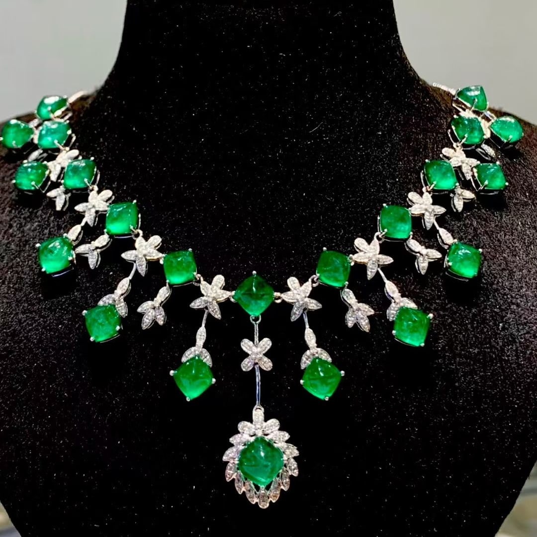 14k Gold 17.02 Ct Vivid Green Natural Emerald & Diamond Necklace: Ref:231105067 // gold content:14k gold // main gemstone:emerald // shape:sugar-loaf // carat weight:17. 02ct // color:vivid green // treatment:natural // // adjacent gemstone 2 : diamond //