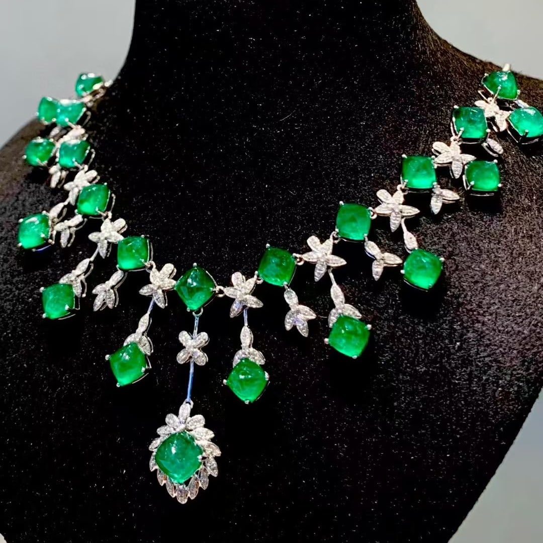 14k Gold 17.02 Ct Vivid Green Natural Emerald & Diamond Necklace - 2