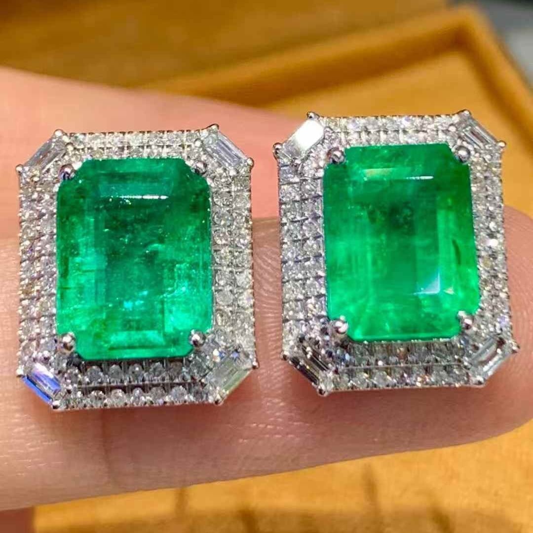 14k Gold 5.1 Ct Vivid Green Natural Emerald & Diamond Earrings: Ref:231105072 // gold content:14k gold // main gemstone:emerald // shape:octagonal // carat weight:5. 1ct // color:vivid green // treatment:natural // // adjacent gemstone 2 : diamond //