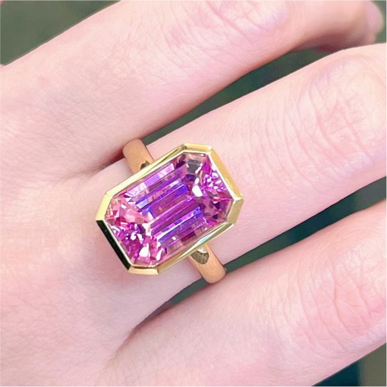 14k Gold 8.50 Ct Natural Kunzite Ring: Ref:231105088 // gold content:14k gold // ring size:7. 25us // // main gemstone:kunzite // shape:octagonal // carat weight:8. 50ct // color:purple // treatment:natural // Condition: New Low Estimate: