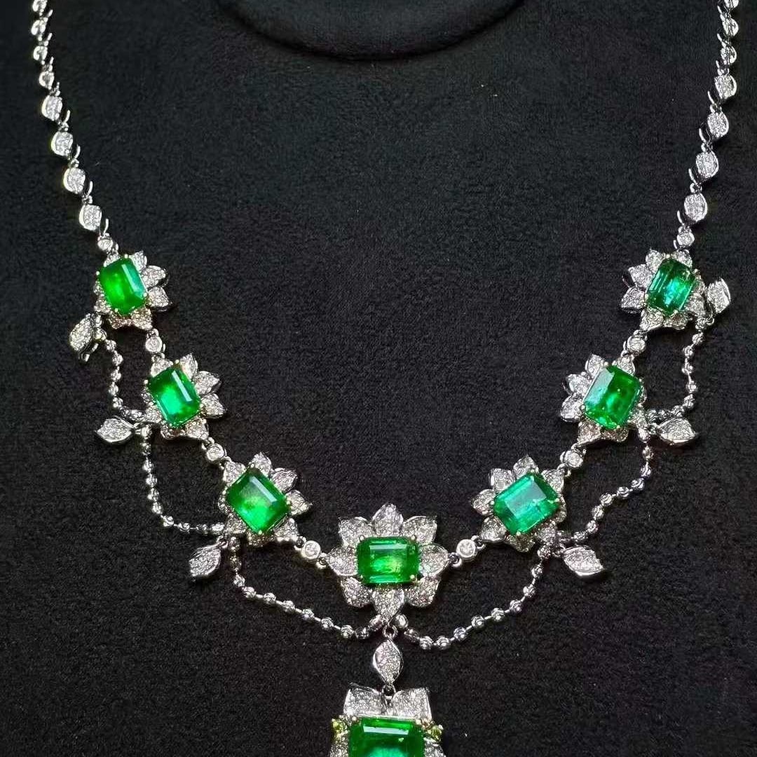 14k Gold 8.5 Ct Natural Emerald & Diamond Necklace: Ref:231105106 // gold content:14k gold // main gemstone:emerald // shape:octagonal // carat weight:8. 5ct // color:green // treatment:natural // // adjacent gemstone 2 : diamond // shape:round //