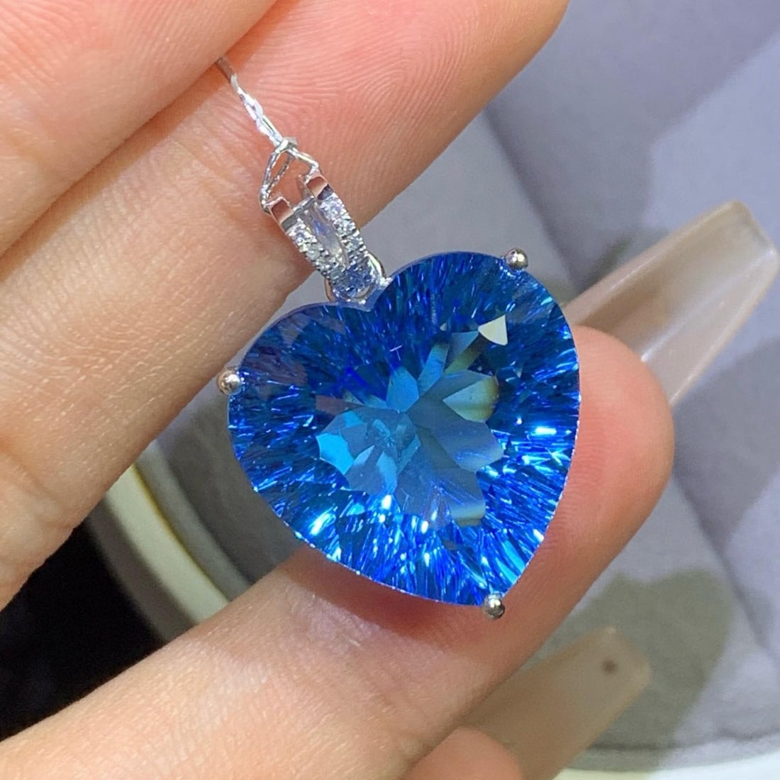 14k Gold 20.26 Ct Natural Topaz & Diamond Pendant( Without Chain ): Ref:231105130 // gold content:14k gold // main gemstone:topaz // shape:heart // carat weight:20. 26ct // color:blue // treatment:natural // // adjacent gemstone 2 : diamond // number of stones:14 //