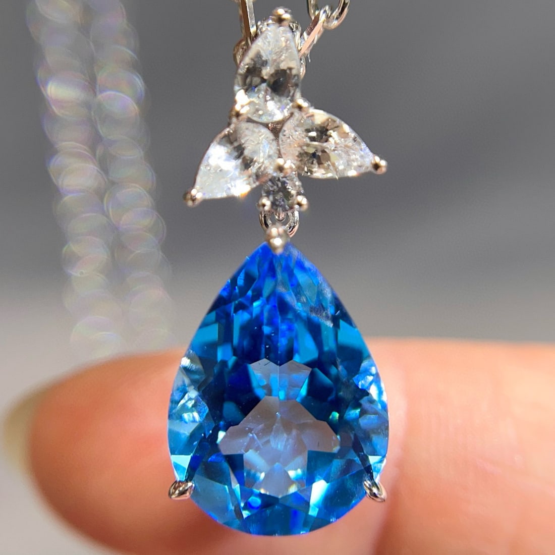 14k Gold 9.31 Ctw Natural Topaz & Sapphire Pendant( Without Chain ): Ref:231105131 // gold content:14k gold // main gemstone:topaz // shape:pear // carat weight:8. 40ct // color:blue // treatment:natural // // adjacent gemstone 2 : sapphire // shape:pear // carat weigh