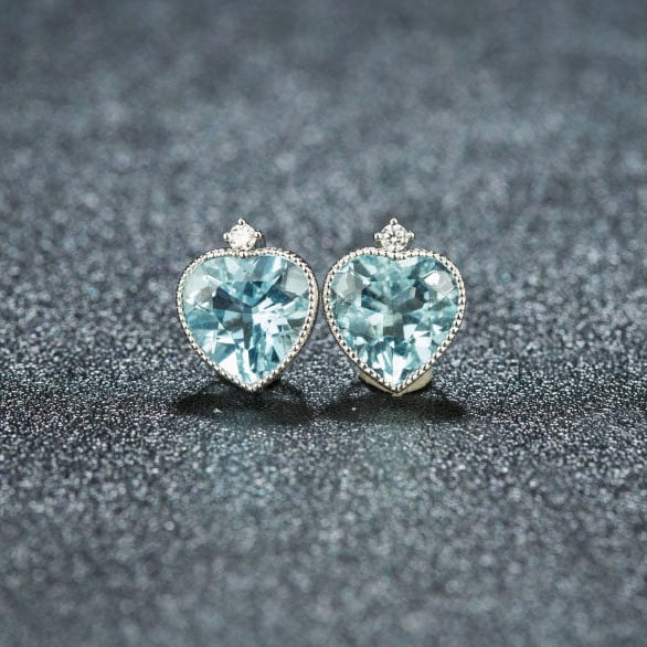 14k Gold 2.86 Ct Natural Aquamarine & Diamond Earrings: Ref:231105141 // gold content:14k gold // main gemstone:aquamarine // shape:heart // carat weight:2. 86ct // color:blue // treatment:natural // // adjacent gemstone 2 : diamond // shape:round //