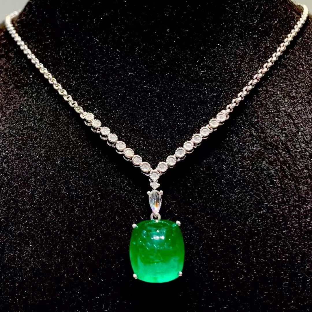 14k Gold 5.5 Ct Natural Emerald & Diamond Necklace: Ref:231105147 // gold content:14k gold // main gemstone:emerald // shape:sugar-loaf // carat weight:5. 5ct // color:green // treatment:natural // // adjacent gemstone 2 : diamond // shape:multiple //