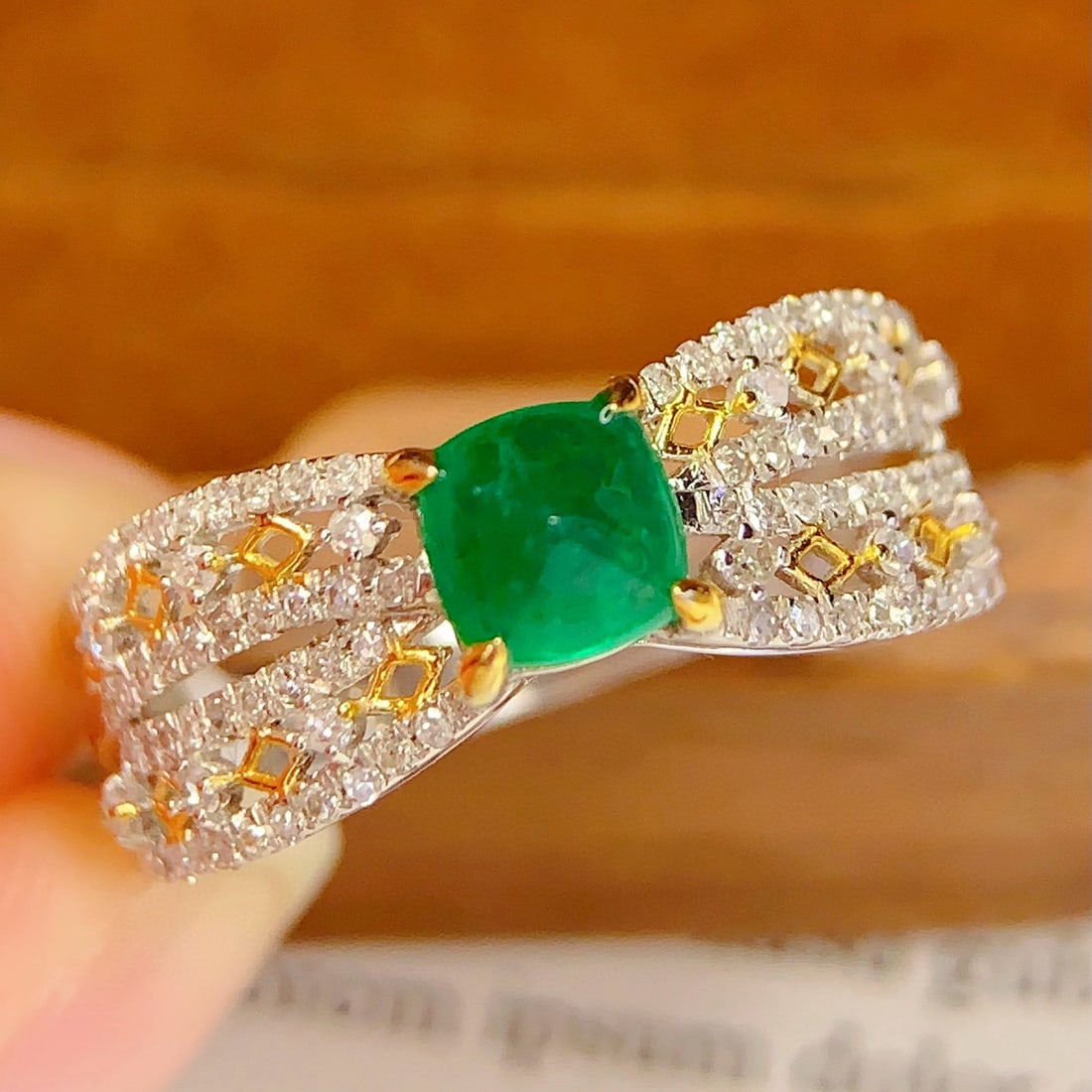 14k Gold 1.2 Ct Natural Emerald & Diamond Ring: Ref:231105152 // gold content:14k gold // ring size:7. 25us // // main gemstone:emerald // shape:sugar-loaf // carat weight:1. 2ct // color:green // treatment:natural // // adjacent gemstone 2 :