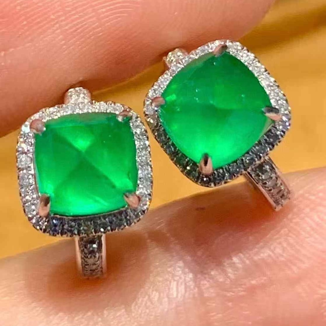 14k Gold 2.00 Ct Natural Emerald & Diamond Earrings: Ref:231105157 // gold content:14k gold // main gemstone:emerald // shape:sugar-loaf // carat weight:2. 00ct // color:green // treatment:natural // // adjacent gemstone 2 : diamond // shape:round //